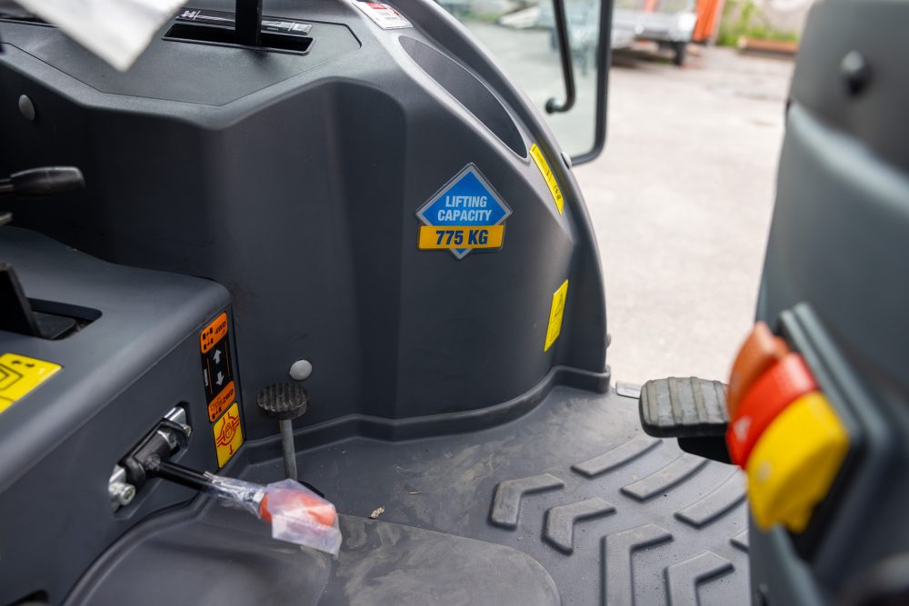 traktori solis 26 hst xl 4wd lämpimällä ohjaamolla