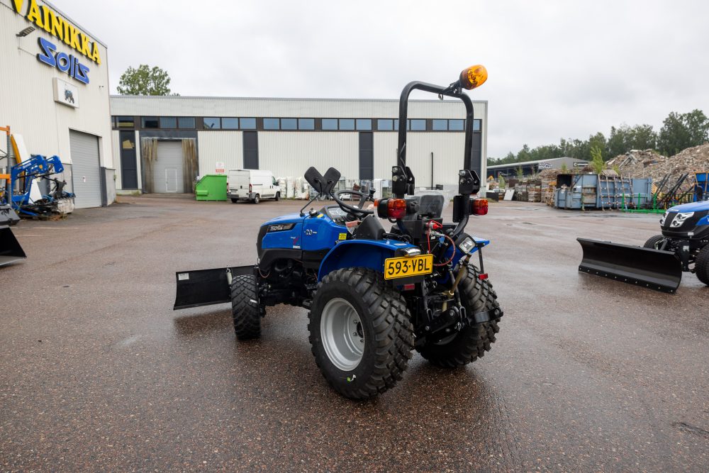 maahantuojan esittelykone solis 20 4wd lumilevyllä