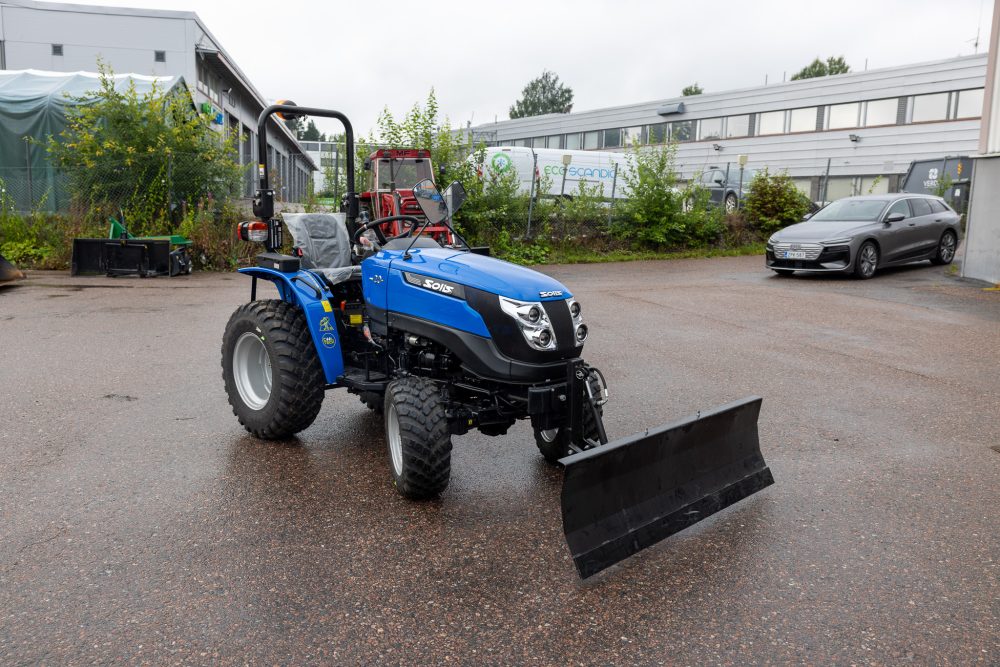maahantuojan esittelykone solis 20 4wd lumilevyllä